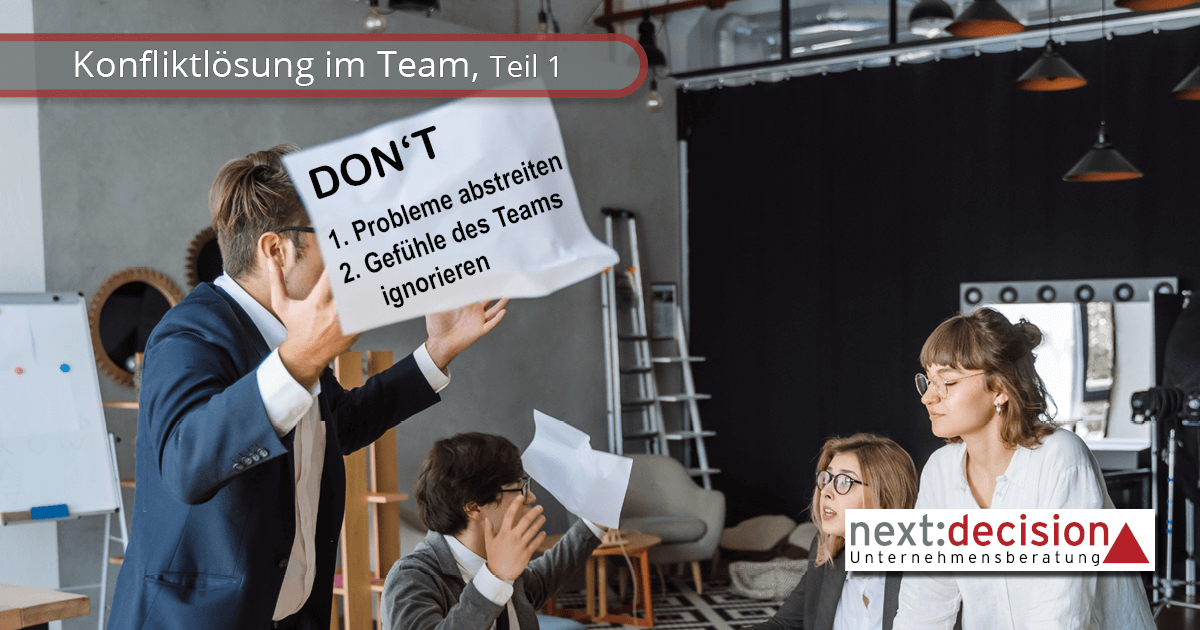 Eine Gruppe von Büroangestellten streiten. Auf einem in die Luft geworfenen Notizzettel steht: Dont. 1. Probleme abstreiten. 2. Gefühle des Teams ignorieren.